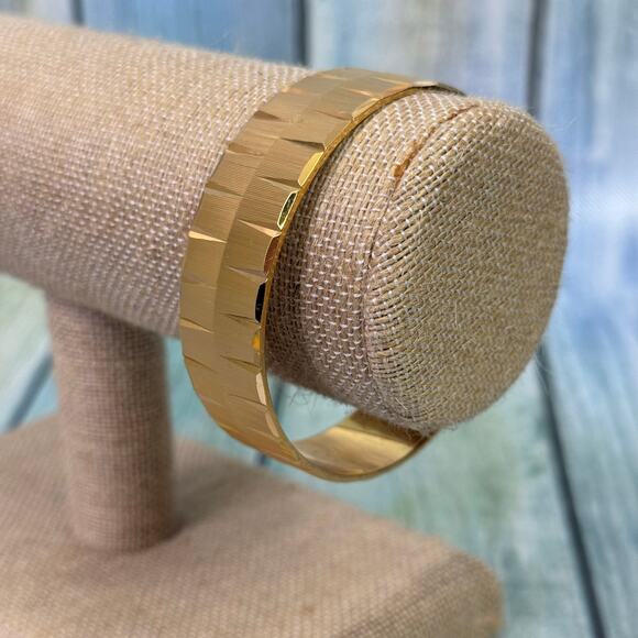 Monet Bangle Bracelet Wide Chunky Etched Gold Metal Vintage 80s Retro Signed - Picture 9 of 10